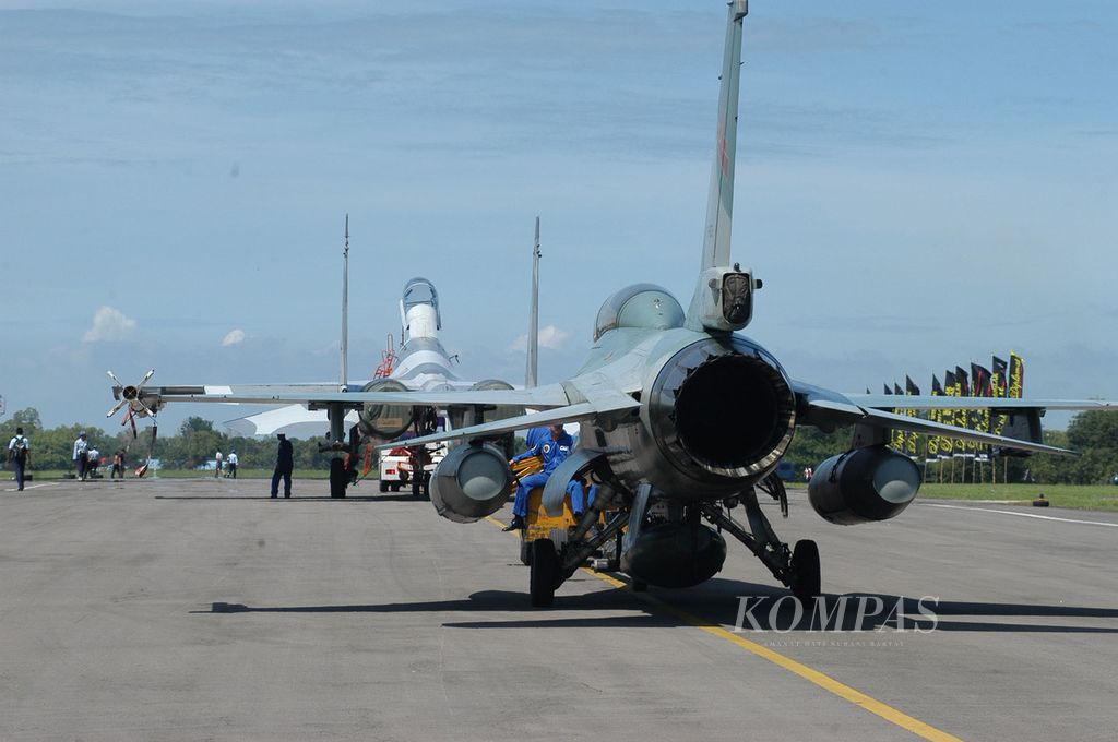 Pesawat tempur F-16 Fighting Falcon, tampak depan, dan pesawat Sukhoi 27/30 sedang dihela ke arah apron Lanud Hasanuddin. Kedua pesawat tersebut baru saja menyelesaikan latihan tempur Angkasa Yudha 2004.