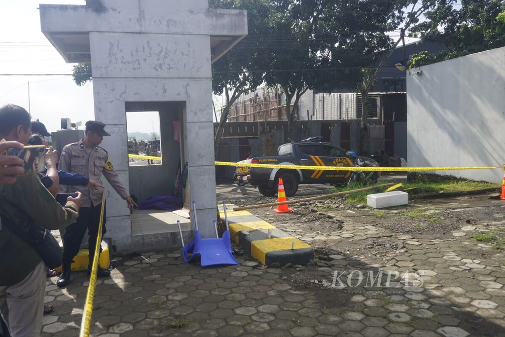 Kepolisian Resor Kota Banyumas memasang garis polisi di pintu belakang tempat parkir Hotel Braga, Sokaraja, Banyumas, Jawa Tengah, Sabtu (27/4/2024). 