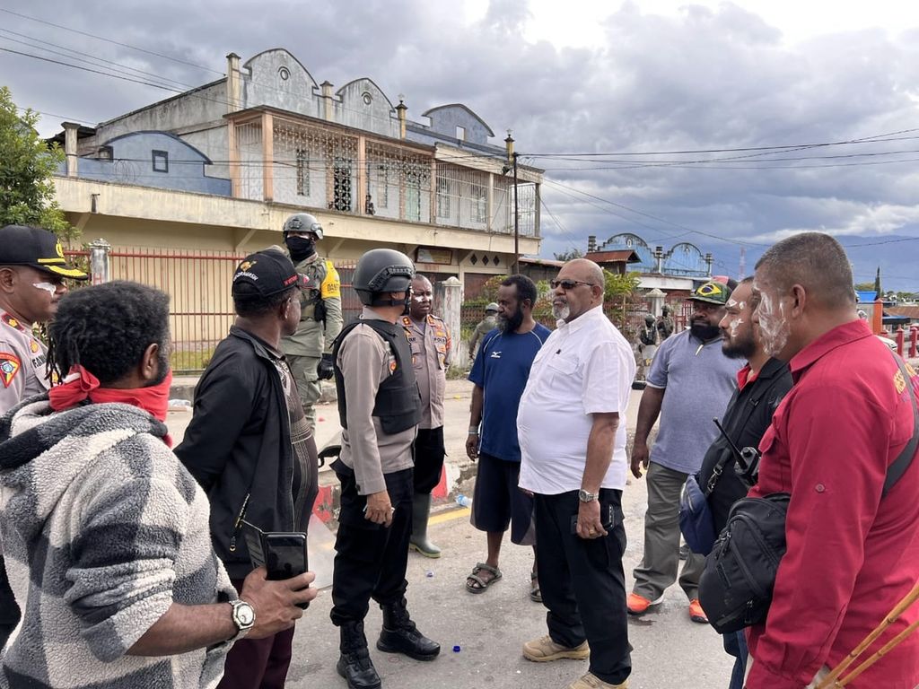 Pemda Jayawijaya dan aparat kepolisian memantau situasi keamanan pasca-kericuhan di Wamena, Kabupaten Jayawijaya, Papua Pegunungan, Kamis (23/2/2023).