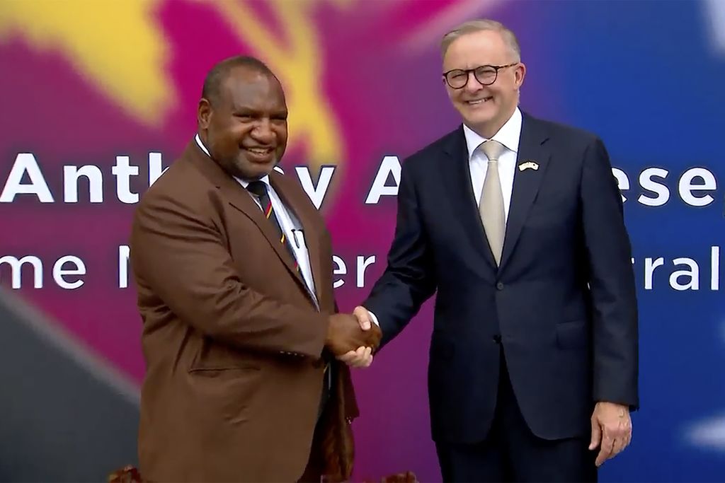 Foto yang diambil dari rekaman video memperlihatkan Perdana Menteri Australia  Anthony Albanese berjabat tangan dengan mitranya, Perdana Menteri Papua Niugini James Marape, saat mereka bertemu di luar gedung parlemen di Port Moresby, Papua Niugini, Kamis (12/1/2023).