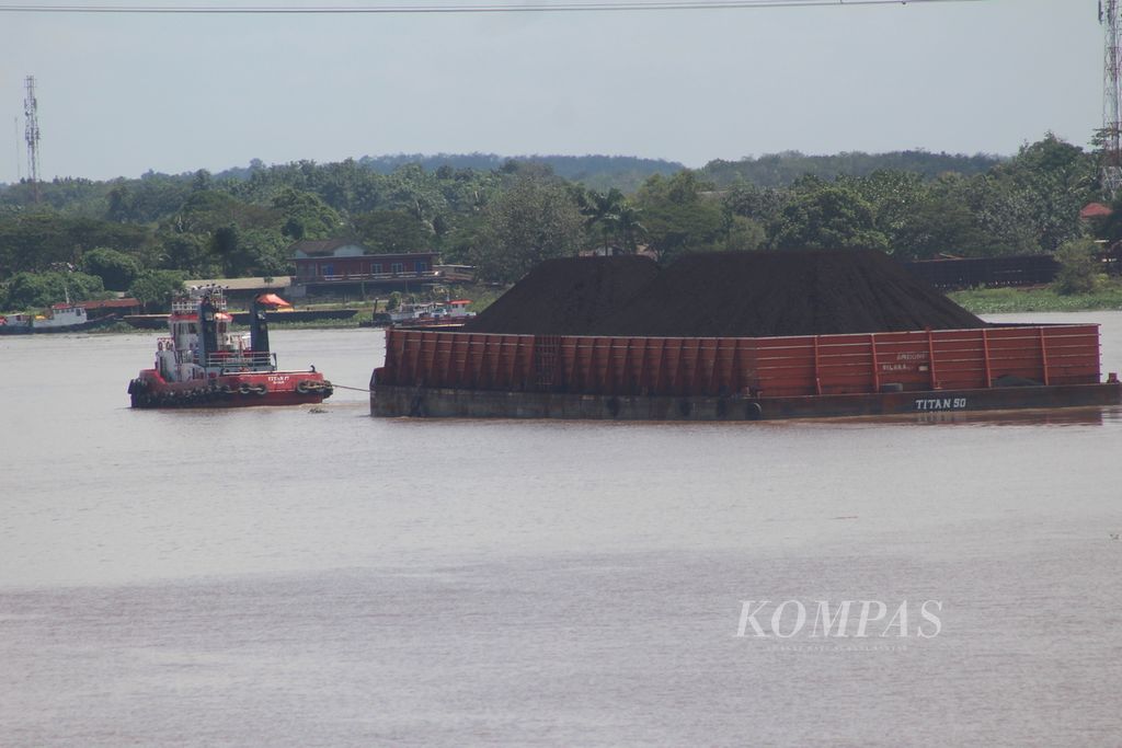 Barisan tongkang batubara di aliran Sungai Musi di Palembang, Sumatera Selatan, Sabtu (13/5/2023). Batubara menjadi salah satu komoditas unggulan yang mendorong perekonomian di Sumsel. Hanya saja hilirisasi masih menjadi kendala utama.