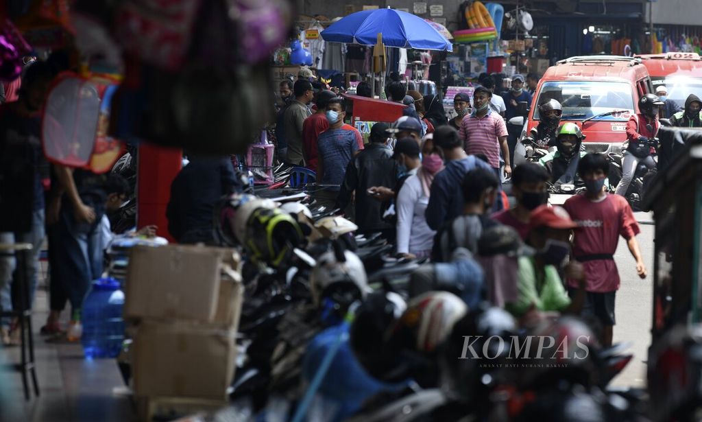 Suasana di kawasan Pasar Asemka, Tamansari, Jakarta Barat, Rabu (14/10/2020). Pelonggaran pembatasan sosial sejak awal pekan membuat aktivitas dan mobilitas warga kembali meningkat. Warga diharap tetap disiplin dalam menerapkan protokol kesehatan untuk mencegah penularan Covid-19.