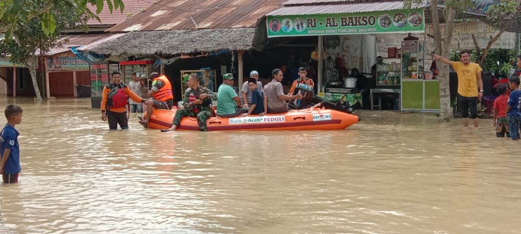 Kawasan permukiman Kota Lhoksukon, Kabupaten Aceh Utara, Aceh, Kamis (6/10/2022), tergenang banjir sehingga membuat warga terpaksa mengungsi.