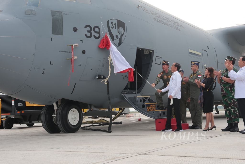 Presiden Joko Widodo membuka selubung pesawat C-130J-30 Super Hercules yang baru tiba dari Amerika Serikat di Pangkalan TNI AU Halim Perdanakusuma, Jakarta, Rabu (8/3/2023). 