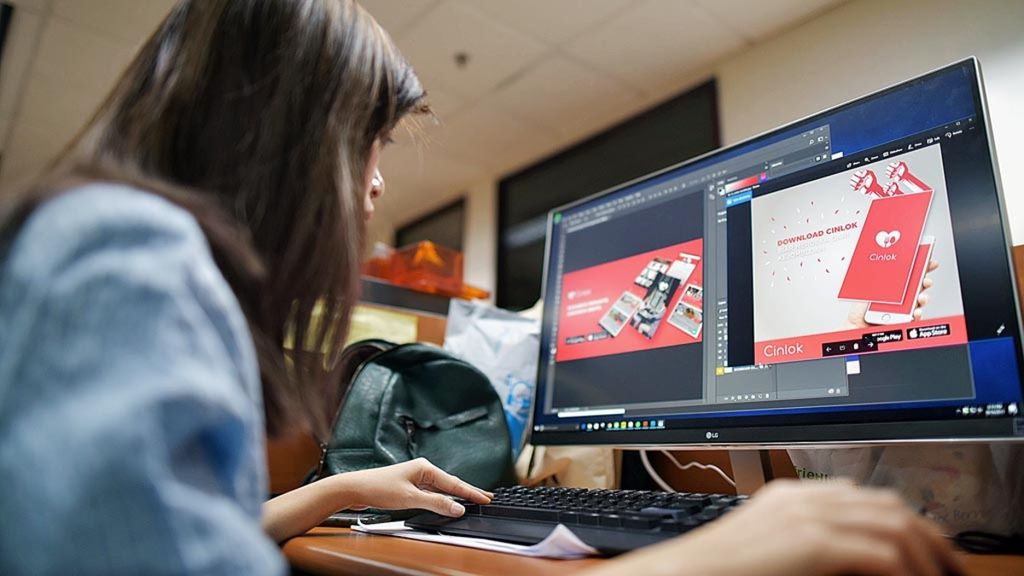 Foto arsip <i>Kompas - S</i>uasana di kantor PT Magna Digital Lab, pengembang aplikasi 'Cinlok, Traktiran Romantis' di kawasan Pancoran, Jakarta, Rabu (16/8/2017). Cinlok adalah sebuah aplikasi digital di Indonesia dalam mencari teman kencan. 