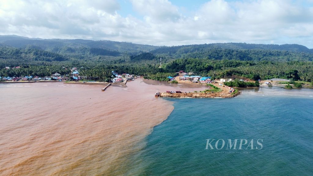 Kondisi laut di pesisir Desa Sukarela Jaya di Wawonii Tenggara, Konawe Kepulauan, Sultra, yang tercemar lumpur seperti terlihat pada Kamis (1/6/2023). Kondisi ini diduga akibat aktivitas pertambangan nikel di wilayah itu.