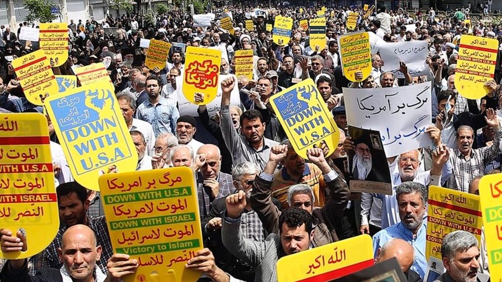 Warga Iran meneriakkan slogan-slogan anti-Amerika dan Israel dalam unjuk rasa seusai shalat Jumat di Teheran, Iran, 10 Mei 2019.