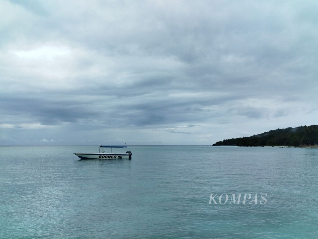 Sebuah kapal berada di dekat dermaga Pulau Maratua, Kabupaten Berau, Kalimantan Timur, Senin (26/2/2024).