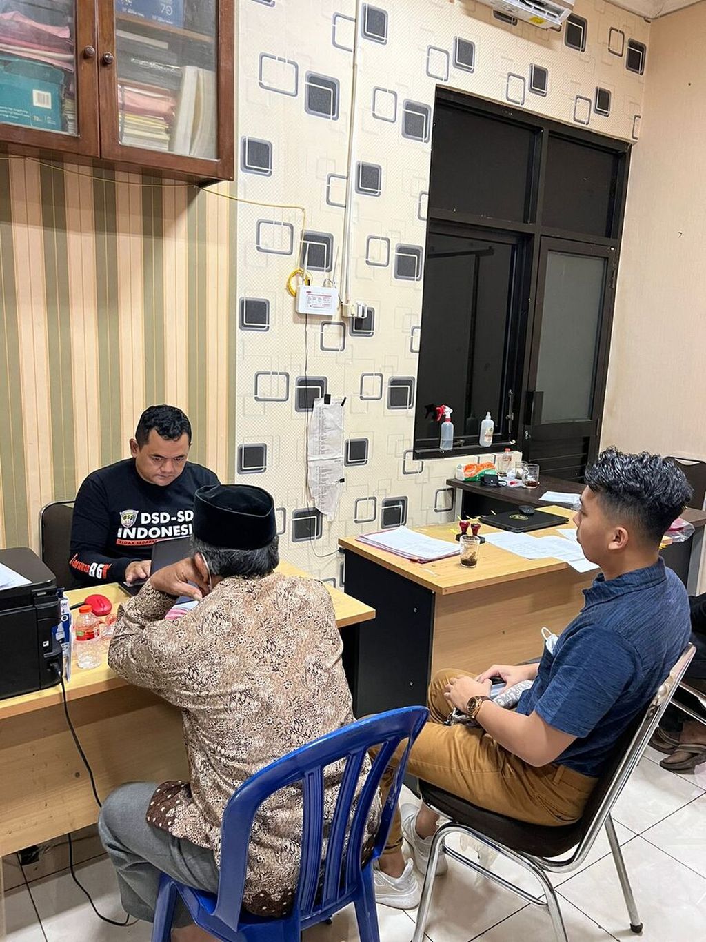 Jajaran Satuan Reserse Kriminal Kepolisian Resor Kota Banyumas memeriksa tersangka kasus percabulan di Purwokerto, Banyumas, Jawa Tengah, Rabu (21/9/2022).