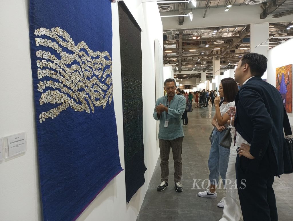 Ari Bayuaji (49), an Indonesian artist, exhibited his works at Art SG 2024 held at Marina Bay Sands Expo & Convention Centre in Singapore on Thursday (18/1/2024).