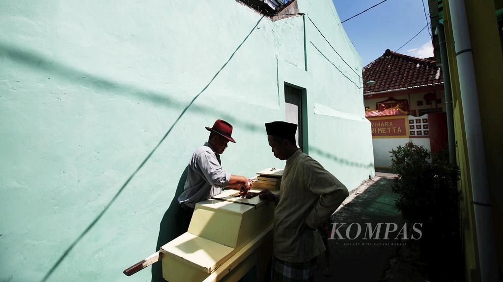  Rumah Ibadah Masjid Al Amanah dan Vihara Giri Metta di RT 02 RW 02 Kampung Paledang, Lengkong, Kota Bandung, Jawa Barat, berdiri berdekatan dengan damai, Jumat (12/5). Kehidupan kerukunan dan toleransi beragama di kampung ini menjadi bentuk contoh penghargaan terhadap kebinekan di Indonesia.