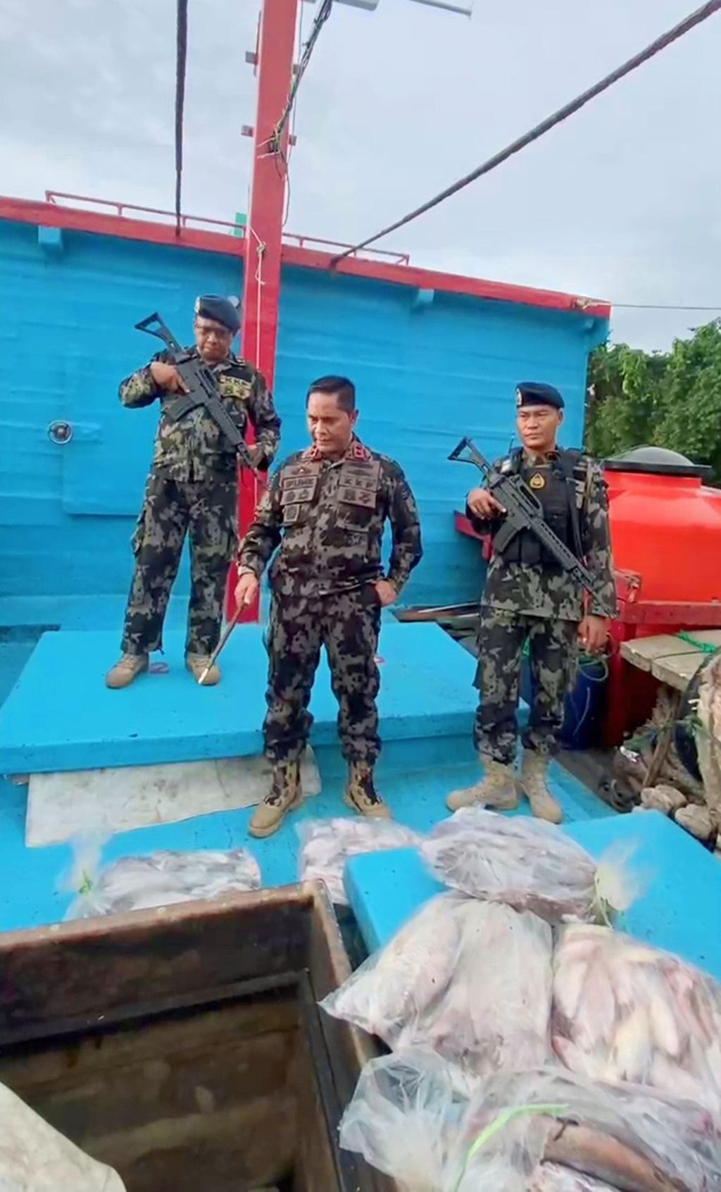 The Indonesian fish transport ship KM MUS was arrested by supervisory officers from the Ministry of Maritime Affairs and Fisheries, early April 14. The fish transport ship was involved in multidimensional crimes, namely transshipment of fish from foreign ships, smuggling fuel and human trafficking.