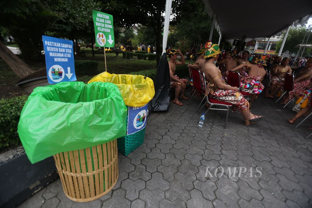 Sejumlah tempat sampah khusus disiapkan untuk acara Kirab Trunajaya di Jalan Malioboro, Yogyakarta, Kamis (7/3/2024).
