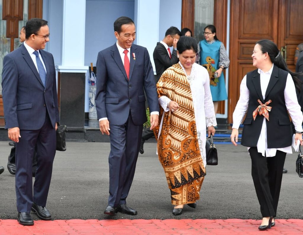 Presiden Jokowi dan Nyonya Iriana didampingi Menko PMK Puan Maharani bertolak menuju Singapura dari Pangkalan Udara TNI AU Halim Perdanakusuma Jakarta, Selasa (13/11/2018).