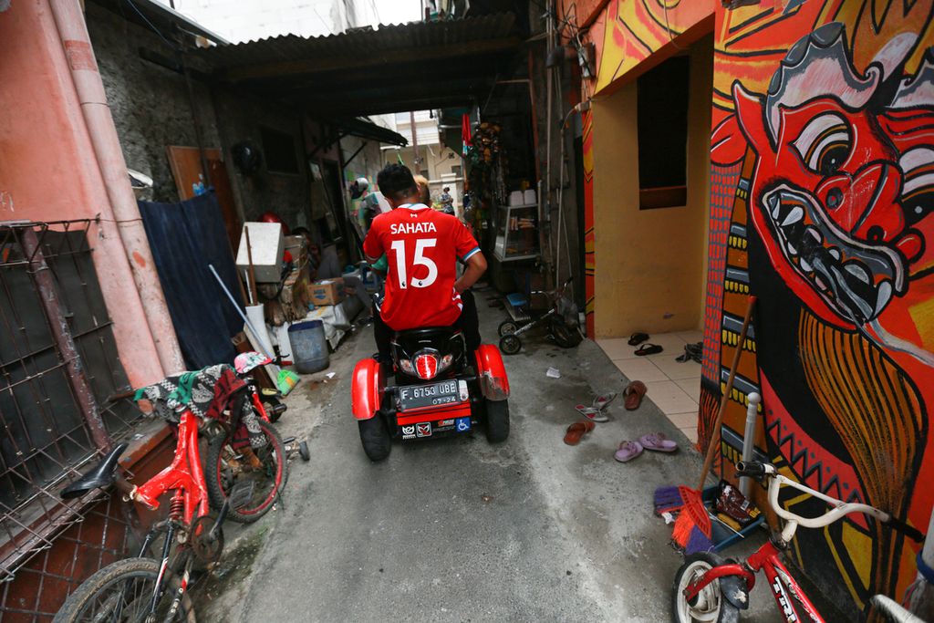 Pemain timnas Perkumpulan Sepak Bola Amputasi Indonesia (PSAI) mengendarai sepeda motor roda tiga melewati gang sempit di mes tempat mereka menjalani pelatihan di kawasan Pasar Minggu, Jakarta Selatan, Kamis (31/3/2022). 