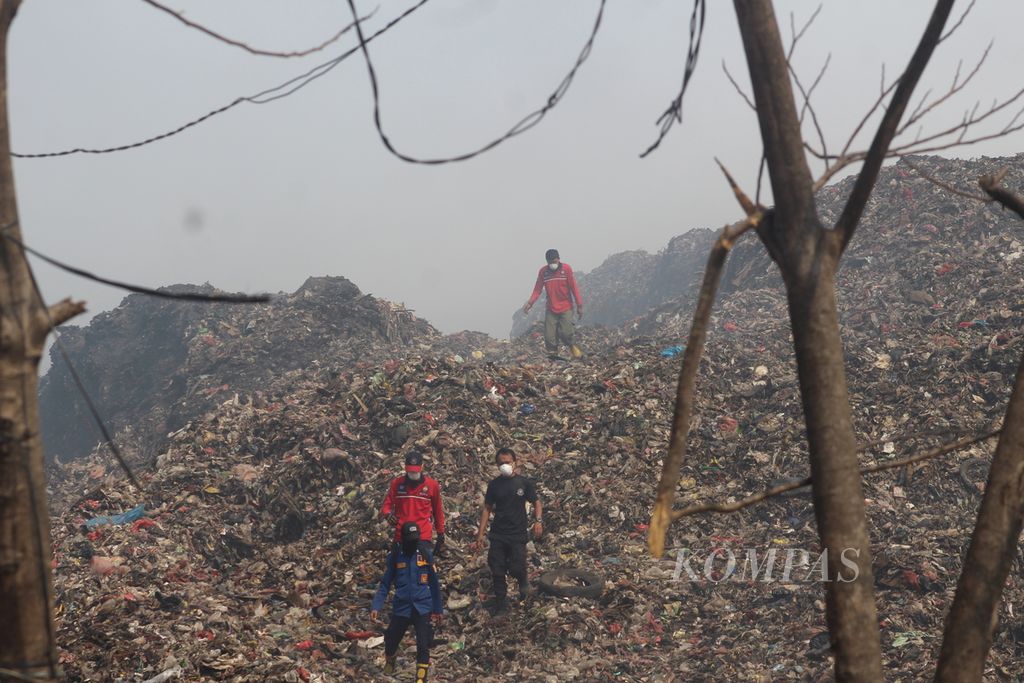 Pemadam kebakaran sedang berada di gunung sampah yang ada tempat pemrosesan akhir Rawa Kucing, Kota Tangerang, Banten, Senin (23/10/2023). 