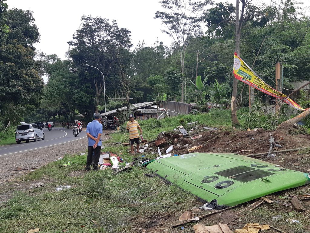 Sejumlah warga melihat dari dekat di lokasi tergulingnya bus Purnama Sari di Jalur Bandung-Subang, Ciater, Kabupaten Subang, Jawa Barat, Minggu (19/1/2020) siang. Delapan orang tewas dan puluhan orang luka dalam musibah ini.