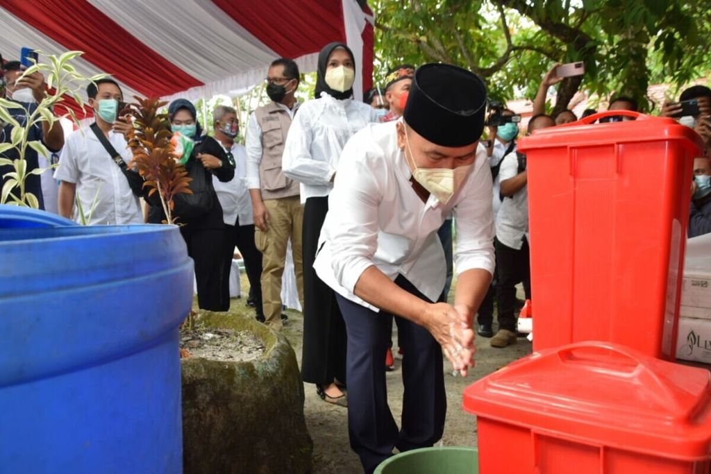 Sugianto Sabran, calon gubernur Kalimantan Tengah mencuci tangan sebelum melakukan pencoblosan pada Rabu (9/12/2020).