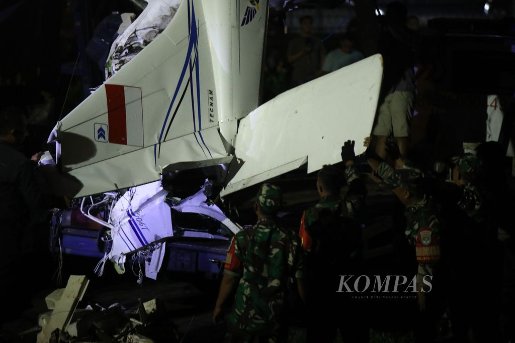 The evacuation of TecnamP2006T aircraft with registration number PK-IFP, which crashed in the BSD City area of Tangerang Selatan, Banten on Sunday (May 19, 2024). Three people died in this accident.
