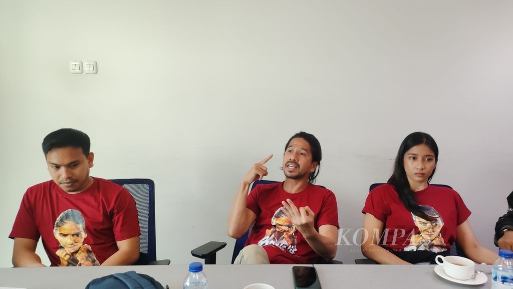 Aktor Ariyo Wahab (tengah) menjelaskan tentang film <i>Bonnie</i> saat berkunjung ke Redaksi Harian <i>Kompas</i> di Jakarta, Jumat (16/2/2024)