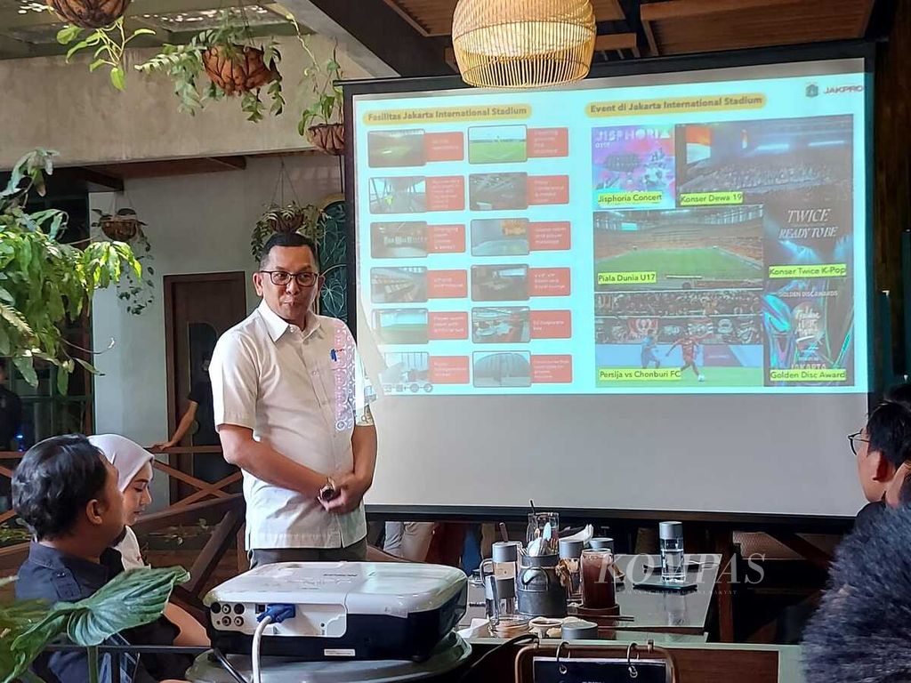 Direktur Bisnis PT Jakarta Propertindo (Perseroda) Adi Adnyana menjelaskan aset-aset yang dikelola Jakpro di Jakarta, Rabu (29/11/2023). Jakpro masih terus mengembangkan aset-asetnya untuk meningkatkan pelayanan pada masyarakat Jakarta.