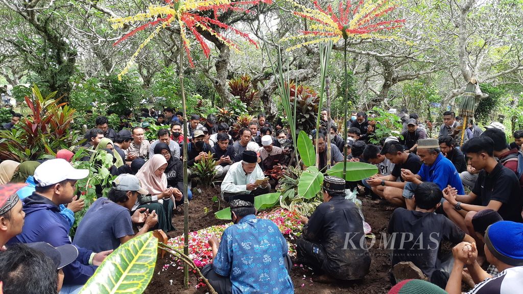 Farzah Dwi Kurniawan (20), warga Sudimoro Utara, Lowokwaru, Kota Malang, korban meninggal tragedi Kanjuruhan, Senin (24/10/2022) dimakamkan.