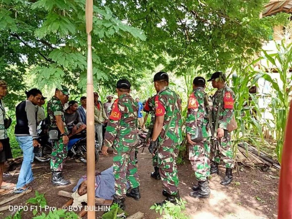 Para bintara pembina desa di Pulau Adonara hadir di Desa Sandosi, Adonara, sesaat setelah kasus pembunuhan antara suku yang menewaskan enam orang dari desa itu.