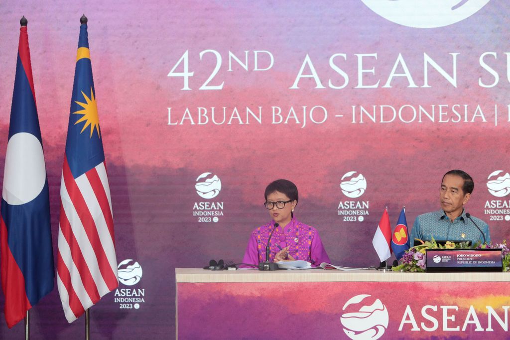 Presiden Joko Widodo didampingi Menteri Luar Negeri Retno Marsudi (kiri) menyampaikan keterangan kepada wartawan terkait hasil pertemuan Konferensi Tingkat Tinggi (KTT) Ke-42 ASEAN di Labuan Bajo, Manggarai Timur, Nusa Tenggara Timur, Kamis (11/5/2023). Presiden menyampaikan bahwa beberapa kesimpulan penting dari KTT ini adalah pertama hal yang menyentuh kepentingan rakyat menjadi perhatian penting para <i>leader</i>, termasuk perlindungan pekerja migran dan korban perdagangan manusia