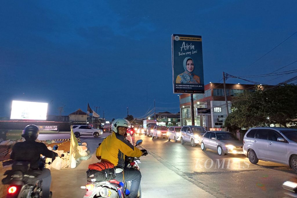 Baliho mantan Wali Kota Tangerang Selatan Airin Rachmi Diany terpasang di Jalan Kampung Soka, Kecamatan Curug, Kabupaten Tangerang, Banten, Minggu (11/12/2022).