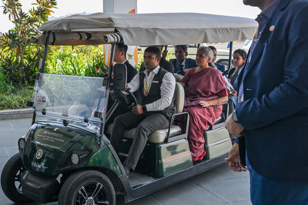 Menteri Keuangan India Nirmala Sitharaman (tengah) tiba di gedung pertemuan untuk menghadiri pertemuan menteri keuangan dan gubernur bank sentral G20 hari kedua di Bengaluru, India, 23 Februari 2023. 