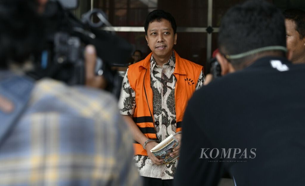 Bekas Ketua Umum Partai Persatuan Pembangunan Muhammad Romahurmuziy yang menjadi tersangka dugaan penerimaan suap terkait pengisian jabatan di Kementerian Agama meninggalkan Gedung KPK, Jakarta, setelah menjalani pemeriksaan lanjutan, Kamis (20/6/2019). 