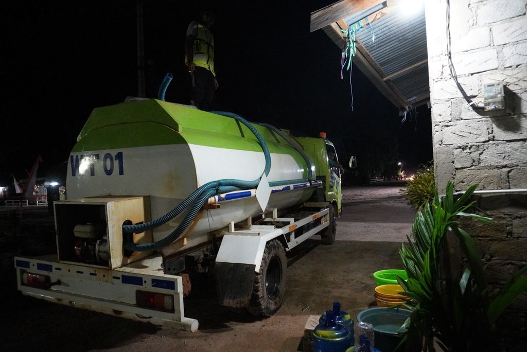 Perusahaan mendistribusikan air untuk warga sejumlah desa di Roko-roko Raya, Wawonii Tenggara, Konawe Kepulauan, Sulawesi Tenggara.