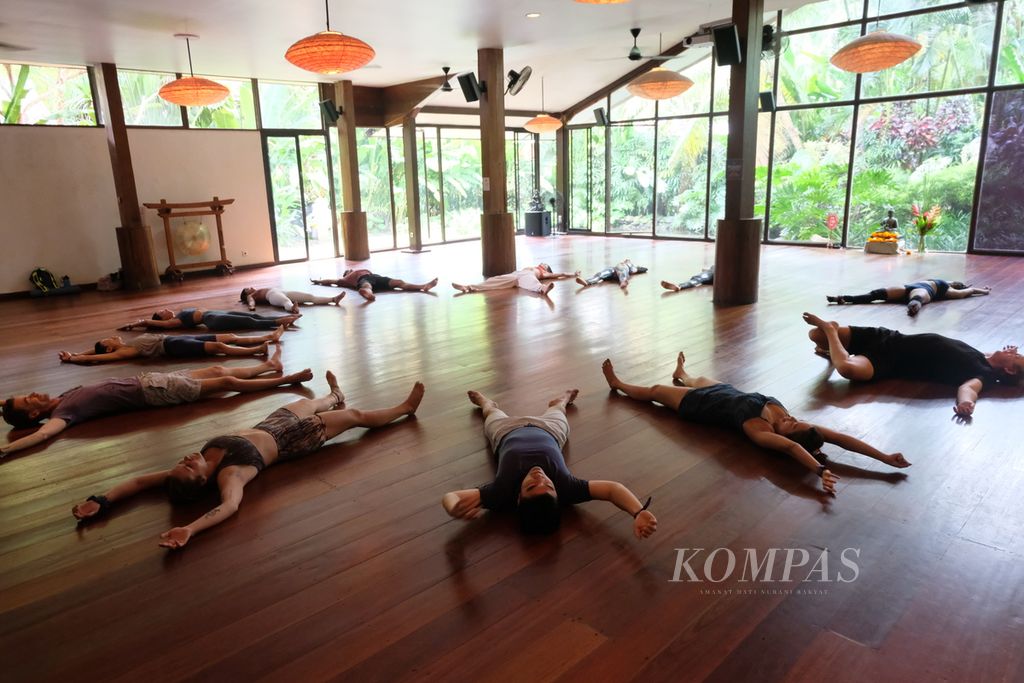 Para peserta BaliSpirit Festival 2024 mengikuti lokakarya yoga di Ubud, Kabupaten Gianyar, Bali, Kamis (2/5/2024). BaliSpirit Festival (BSF) adalah festival yoga tahunan yang berlangsung sejak 2008. BSF 2024 digelar pada 1-5 Mei 2024 dan diikuti hampir 2.000 orang dari sejumlah negara, seperti Amerika Serikat, China, Swiss, Thailand, Romania, dan Korea Selatan. Tahun ini ada lebih dari 150 lokakarya yoga, meditasi, hingga penyembuhan yang digelar.