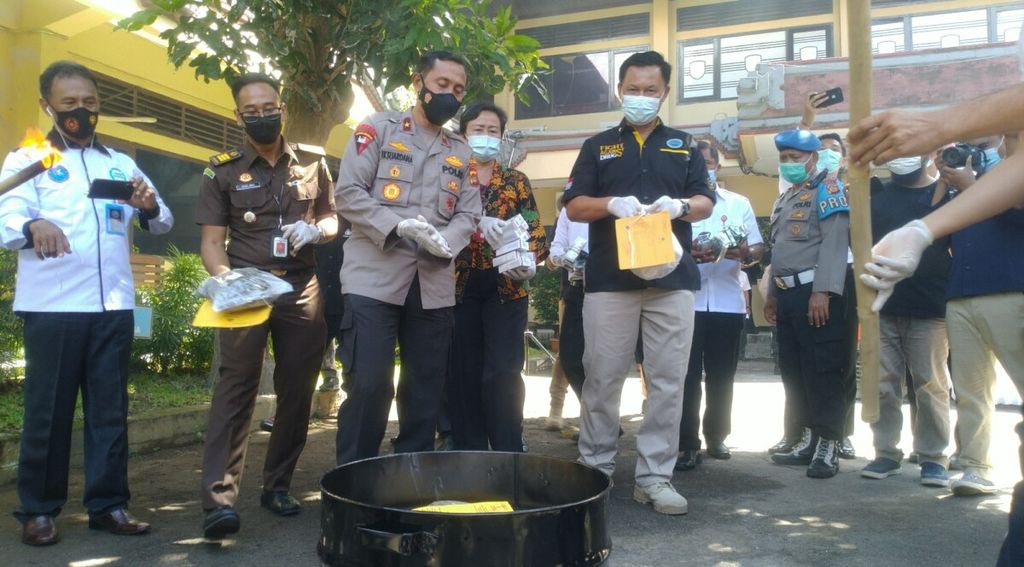 https://cdn-assetd.kompas.id/XY1y7qYfISrphnFQI4La3i9ii88=/1024x567/https%3A%2F%2Fkompas.id%2Fwp-content%2Fuploads%2F2021%2F05%2F20210506cokc-pemusnahan-barang-bukti-narkoba-polda-bali_1620300306.jpg