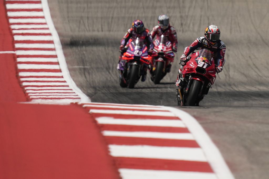 Gasgas Tech3 racer, Pedro Acosta (in front), accelerates his motorcycle ahead of other racers in the MotoGP series in the United States at Circuit of the Americas (COTA), Austin, Texas, on Monday (15/4/2024) early morning Western Indonesian Time. Vinales emerged as the winner and Acosta came in second place.