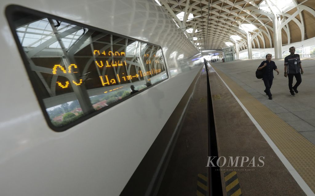 Kereta Whoosh di Stasiun Halim, Jakarta Timur, Jumat (10/5/2024). 