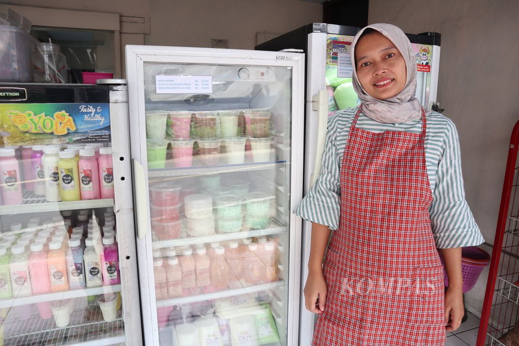 Yani Handayani (43) menunjukkan produk Yola Yoghurt di Cigugur, Kabupaten Kuningan, Jawa Barat, Rabu (2/3/2022). Bersama sejumlah ibu-ibu, ia memproduksi 60 liter hingga 100 liter yoghurt per hari.