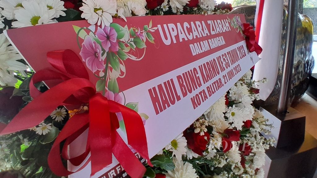 Karangan bunga dalam rangka Haul Ke-53 Bung Karno menghiasi makam Sang Proklamator, di Kelurahan Bendogerit, Kecamatan Sananwetan, Kota Blitar, Jawa Timur, Rabu (21/6/2023).
