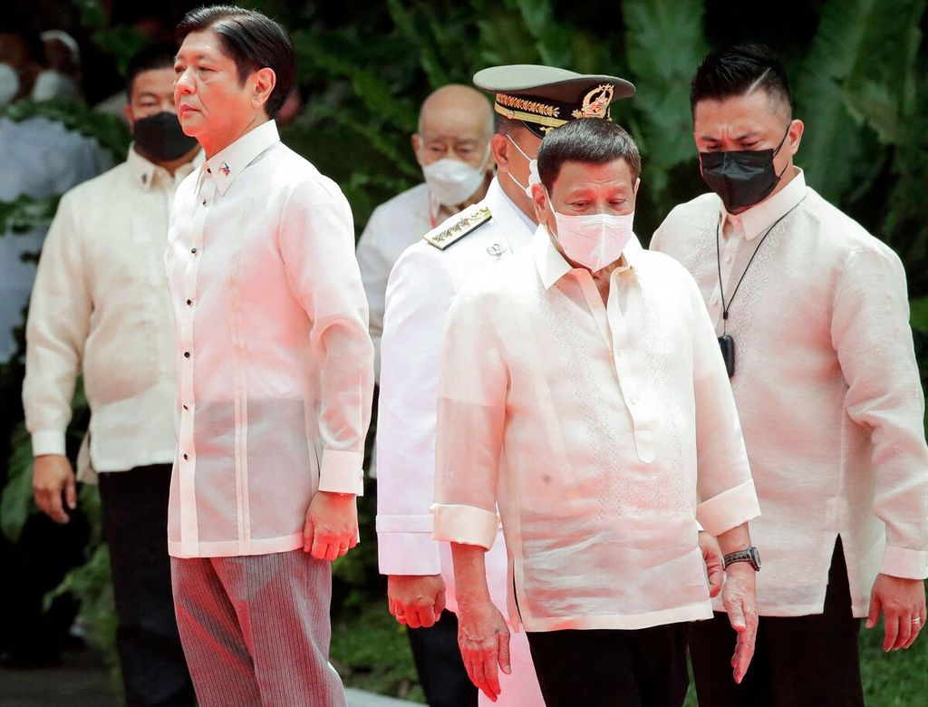 Presiden Filipina Ferdinand Marcos Jr (kedua dari kiri) dan pendahulunya, Rodrigo Duterte (kedua dari kanan), menghadiri upacara pelantikan Marcos di Istana Malacanang, Manila, Filipina, 30 Juni 2022. 