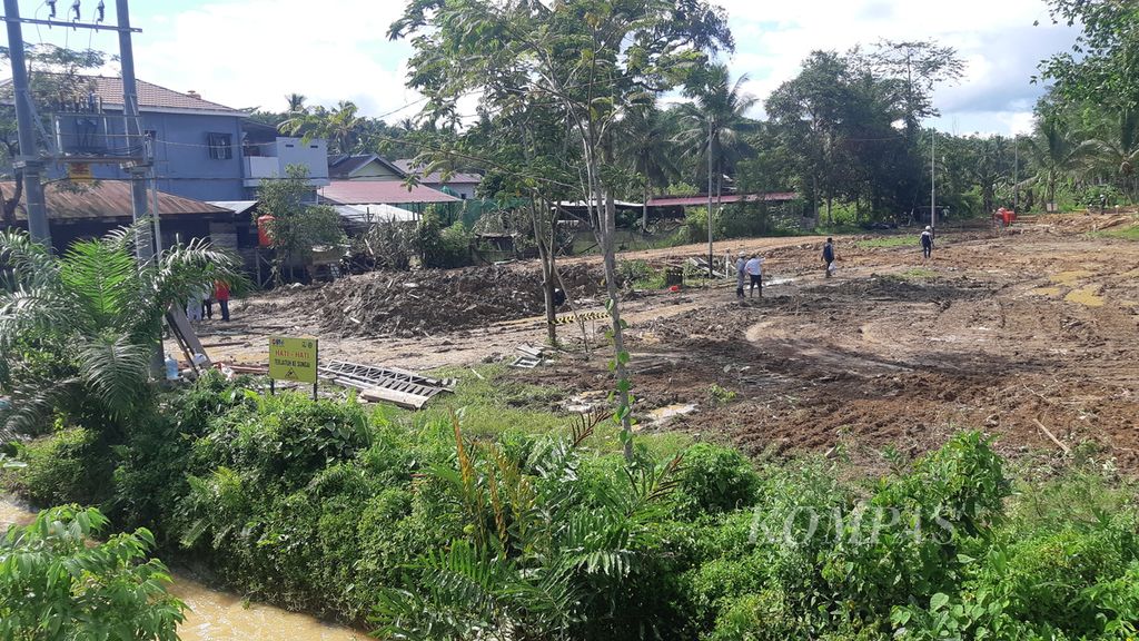 Tanah mulai ditimbun untuk pembangunan <i>intake</i> atau bangunan penangkap air, tak auh dari Sungai Sepaku, Kabupaten Penajam Paser Utara, Kaltim, Rabu (16/3/2022). <i>Intake </i>ini akan membantu memenuhi kebutuhan air bersih IKN.