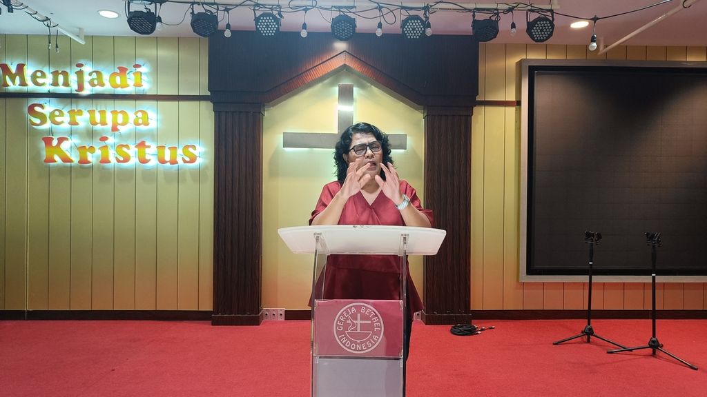 Wakil gembala jemaat tuna rungu Gereja Bethel Indonesia Sungai Yordan, Nenty Maria Nababan, saat membawakan khotbah ibadah Minggu (18/12/2022).