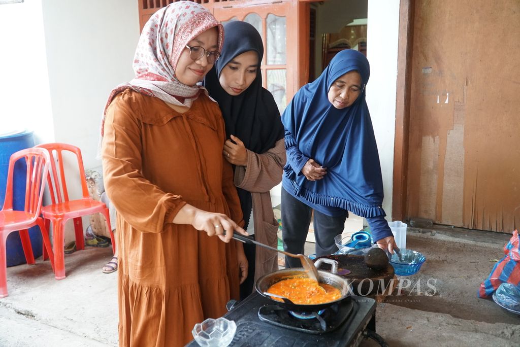 Warga memasak samba lado tulang di Nagari Parambahan, Kecamatan Limo Kaum, Tanah Datar, Sumatera Barat, Jumat (27/5/2022). Sambal cabai khas Tanah Datar itu biasanya dimasak keluarga untuk makanan sehari-hari.