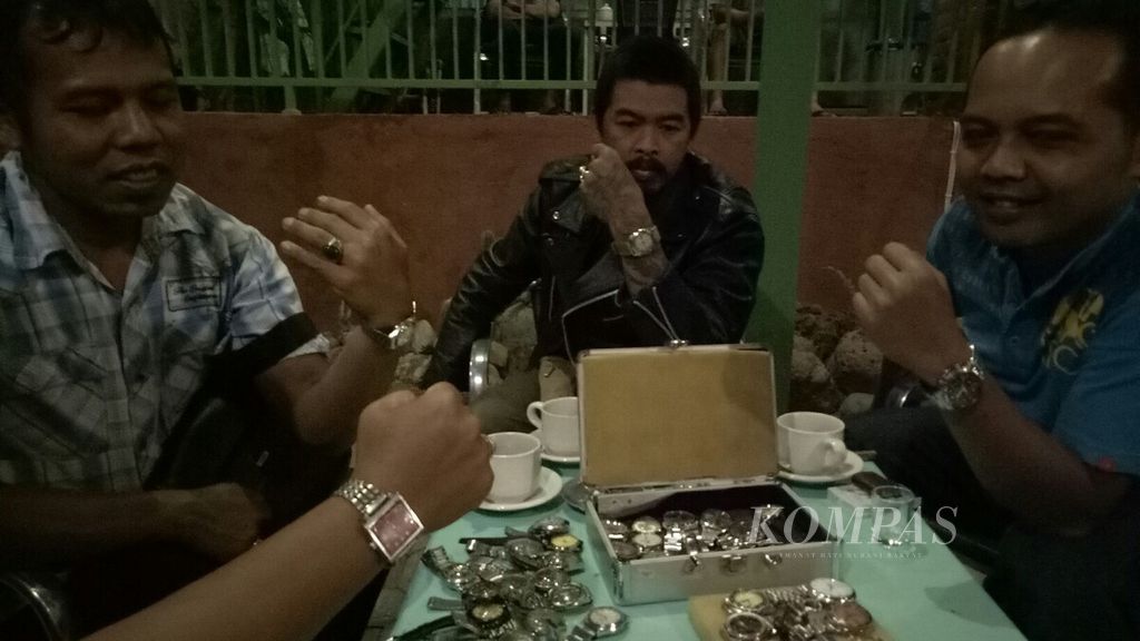 Sebagian anggota komunitas jam tangan<i> vintage</i> berkumpul di Logos Cafe, Salatiga, Jawa Tengah, 2 Maret 2018.