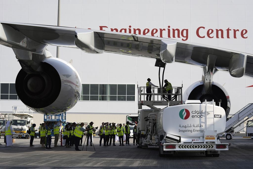 Para pekerja menyiapkan pengisian bahan bakar pada maskapai Emirates A380 dalam penerbangan uji coba dengan bahan bakar SAF saat tur media di Bandar Udara Internasional Dubai di Dubai, Uni Emirat Arab, 22 November 2023.