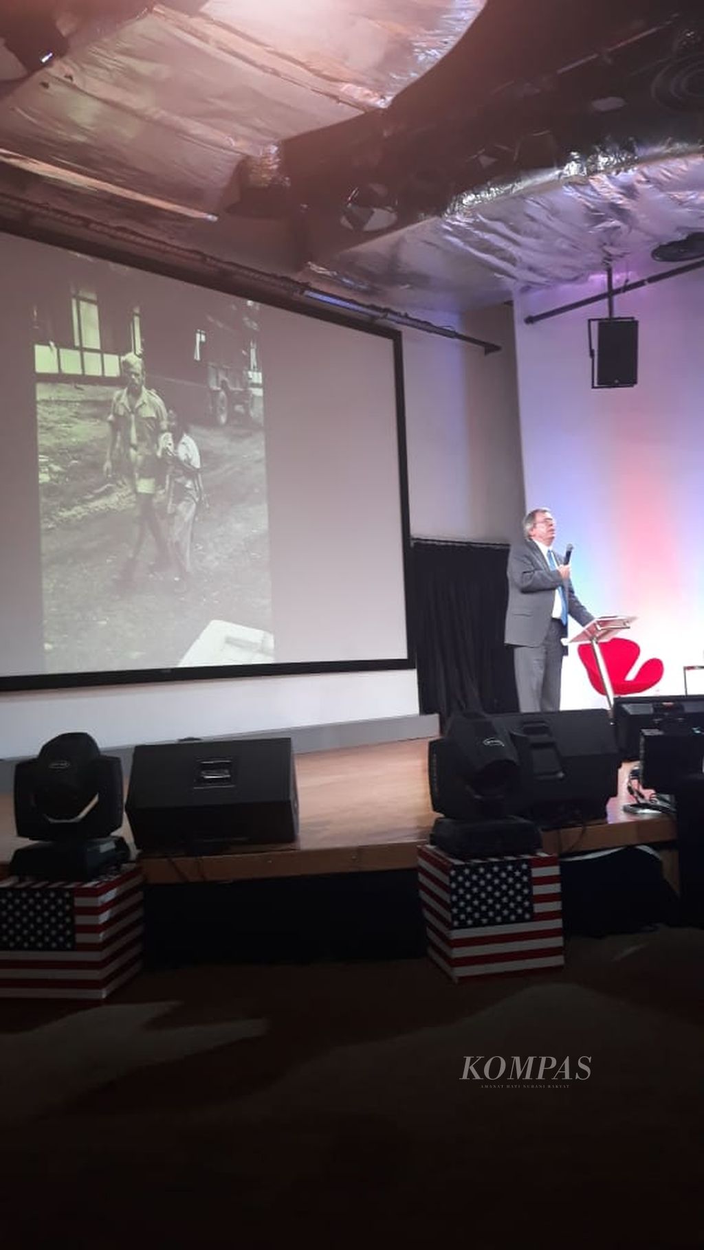 Profesor Emeritus Universitas Ohio Robert McMahon memberikan presentasi tentang dinamika dukungan Amerika Serikat dalam Perang Kemerdekaan Indonesia 1945 - 1949 di @america Jakarta.