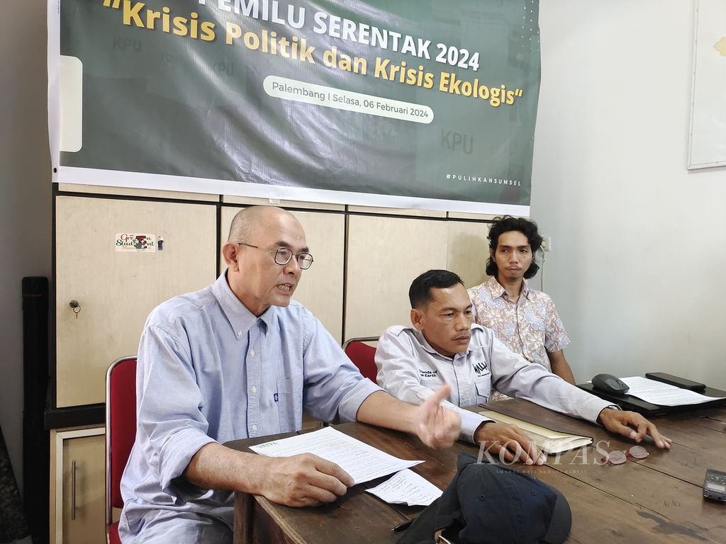 Direktur Eksekutif Wahana Lingkungan Hidup Sumatera Selatan Yuliusman (tengah) dan Ketua Dewan Derah Walhi Sumsel Yudi Fahrian (kiri) dalam konferensi pers ”Seruan Walhi terhadap Pemilu Serentak 2024: Krisis Politik dan Krisis Ekologis” di Palembang, Sumsel, Selasa (6/2/2024). 