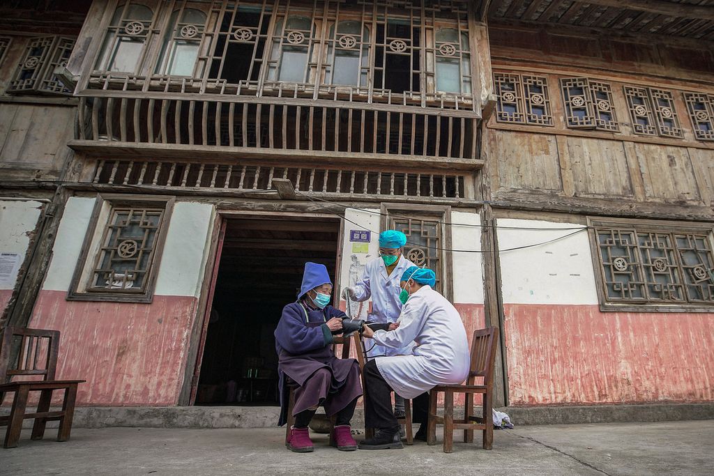 Warga lansia menerima suntikan vaksin Covid-19 di Danzhai, Guizhou, Senin (12/12/2022). 