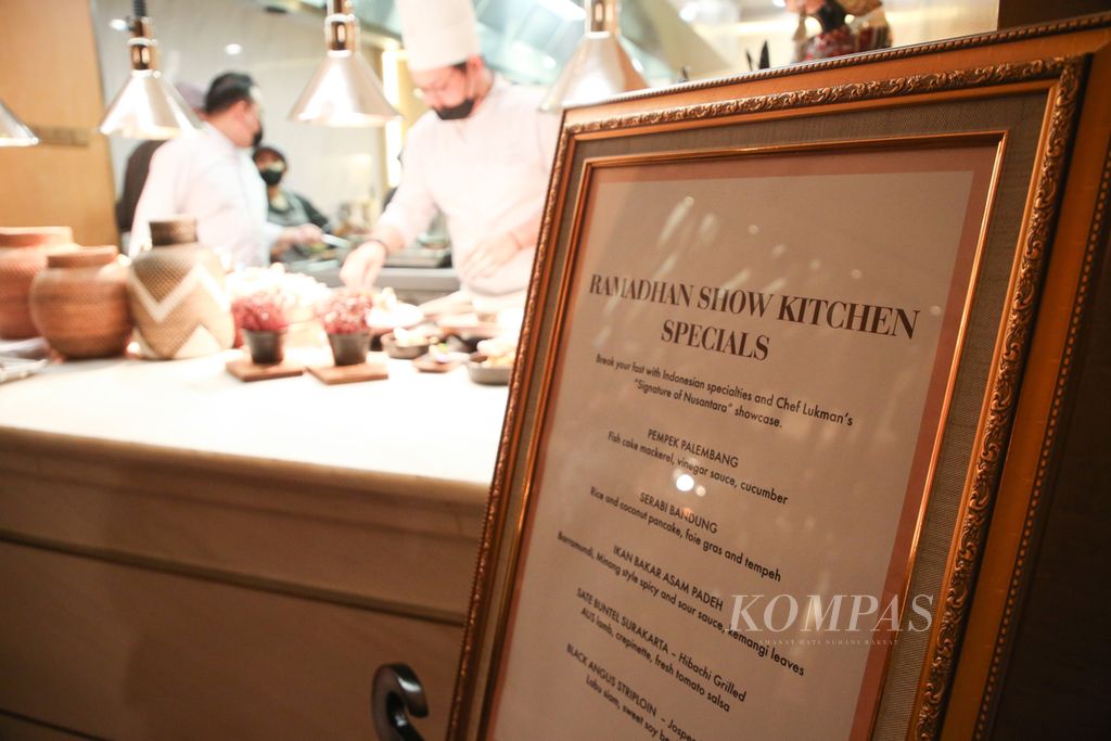 Kesibukan chef mempersiapkan hidangan buka puasa di Art Cafe, Hotel Rafles Jakarta, Selasa (23/3/2023). 
