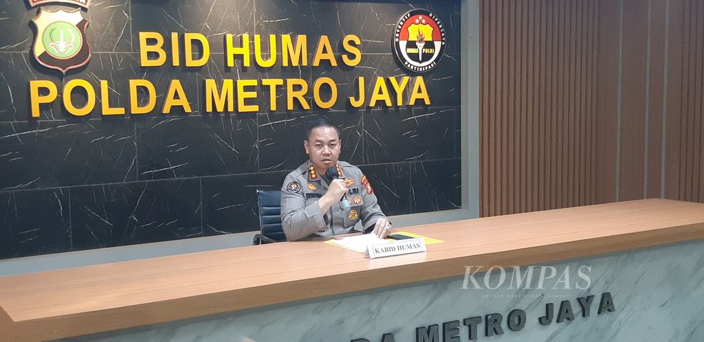 Kepala Bidang Humas Polda Metro Jaya Komisaris Besar Trunoyudo Wisnu Andiko menyampaikan konferensi pers di Markas Polda Metro Jaya, Jakarta, Kamis (4/5/2023).