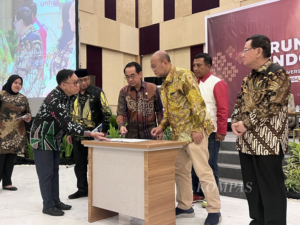 Sejumlah rektor menandatangani perjanjian kerja sama bidang penelitian di Makassar, Sulawesi Selatan, Sabtu (3/2/2024).